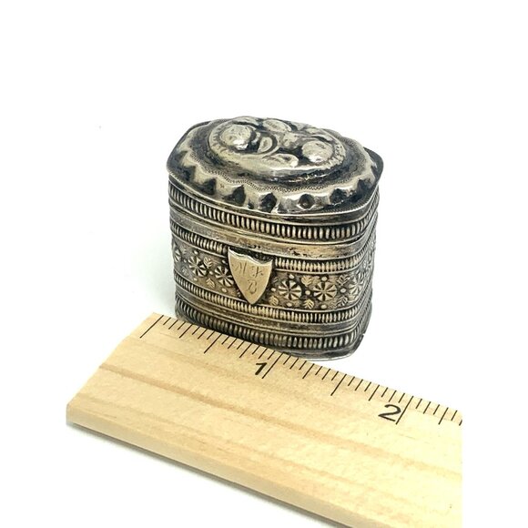 Dutch Box Antique Silver Pillbox Snuff Decorative Lion Hallmark Design 1.5'' - Picture 7 of 13